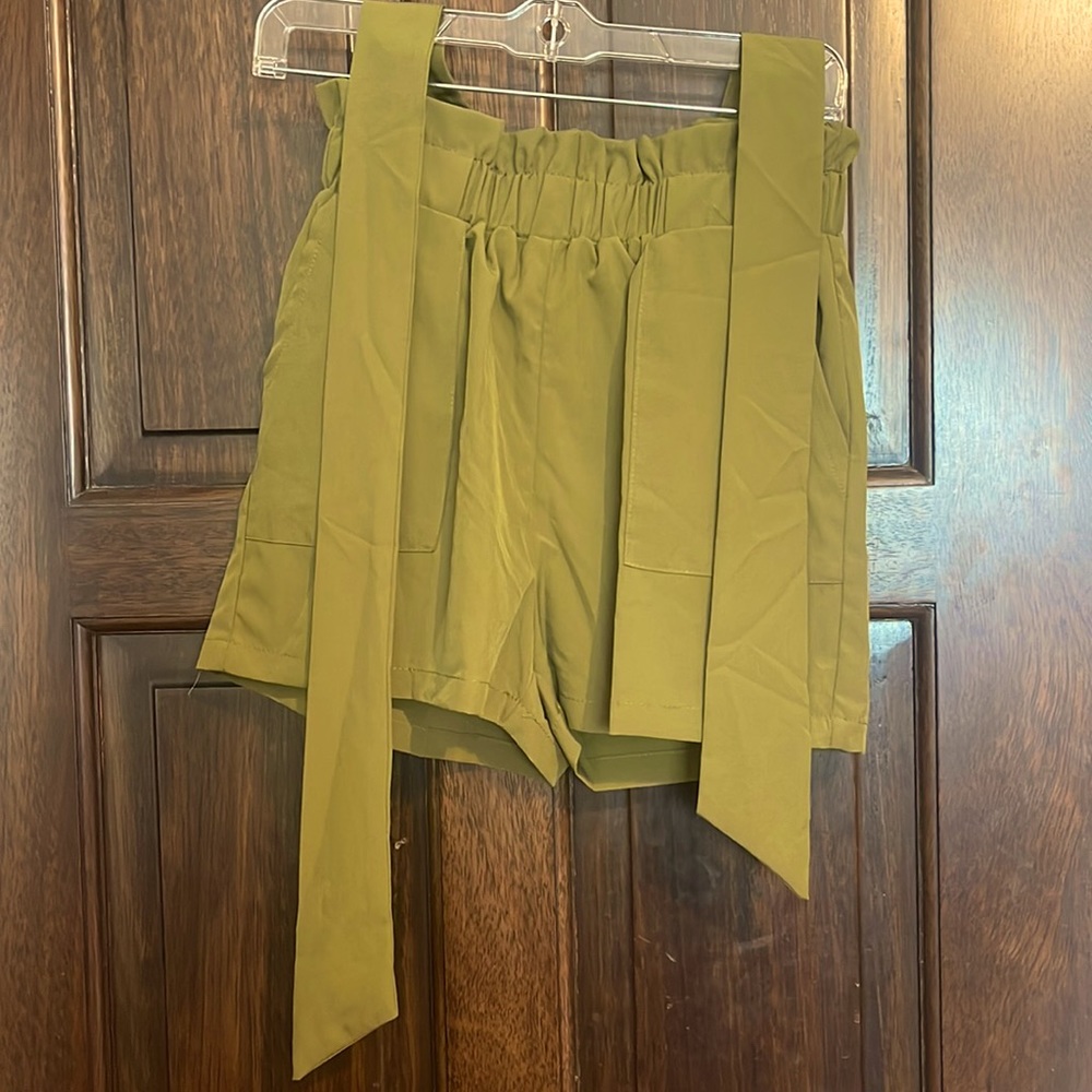 Olive green short with tie - size S
